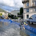 Paratie mobili. La protezione civile monta le paratie mobili in piazza Cavour per arginare il lago esondato